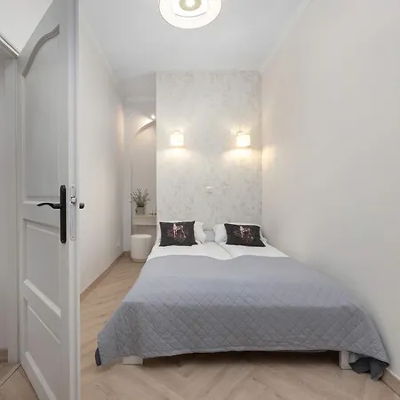 Beige In Center With Office By Renters