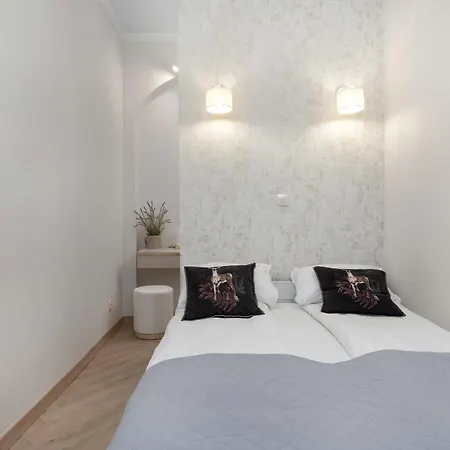 Апартаменти Beige In Center With Office By Renters