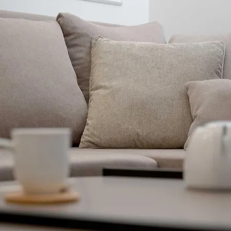 Beige In Center With Office By Renters Lägenhet *