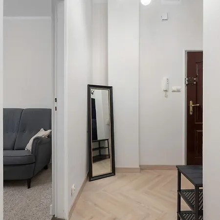 Beige In Center With Office By Renters Lägenhet