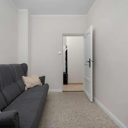 Beige In Center With Office By Renters Lägenhet