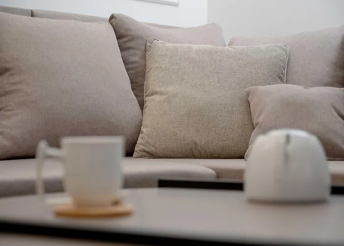 Beige In Center With Office By Renters Lägenhet *