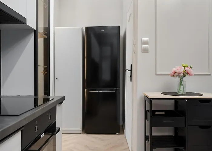 Beige In Center With Office By Renters Lägenhet *