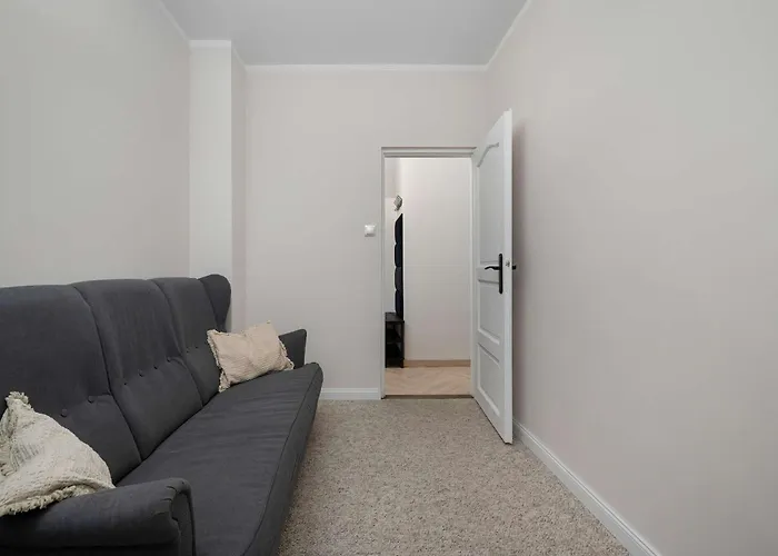 Beige In Center With Office By Renters Lägenhet